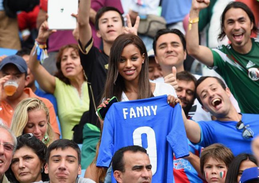 La fidanzata di Balotelli mostra orgogliosa la maglia azzurra con il suo nome. Getty images